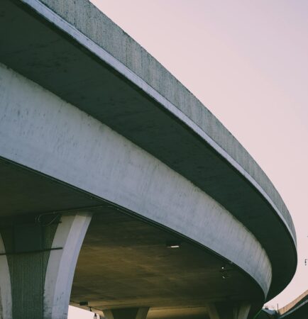 Viaduto de concreto em foto tirada de baixo para cima