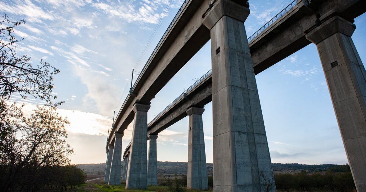 Visão de baixo de ponte elevada