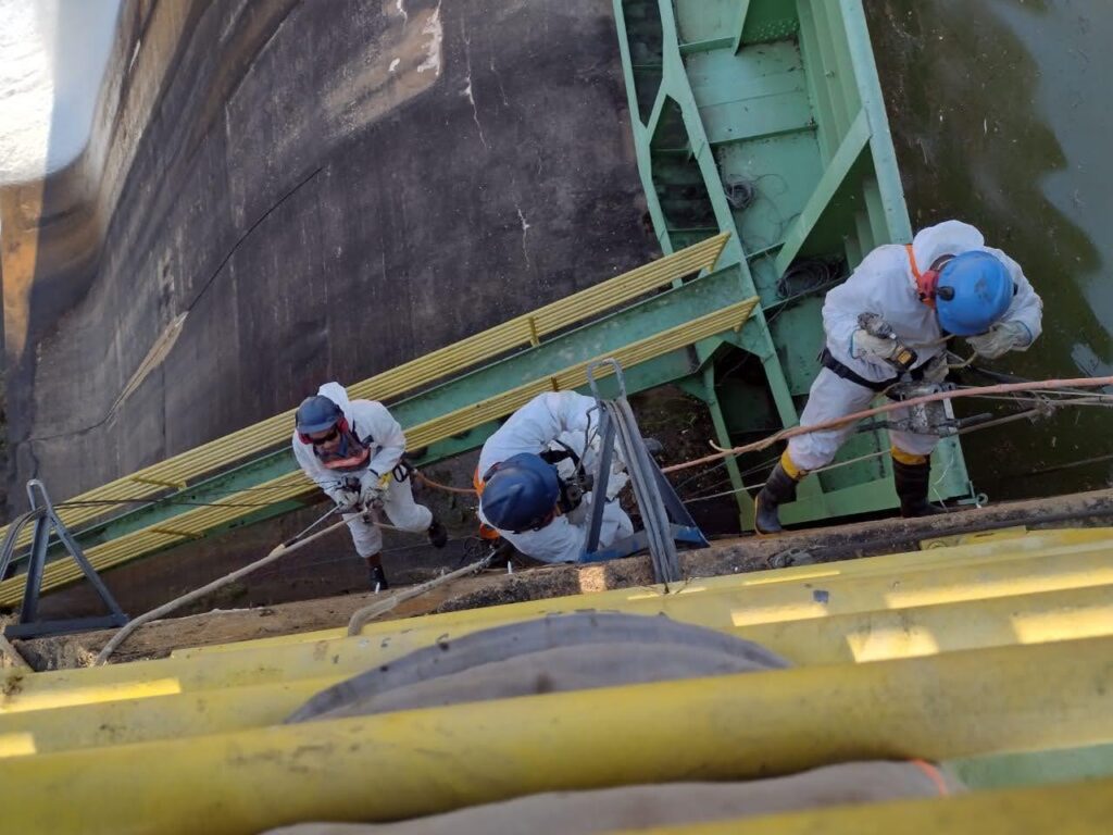 Funcionários aplicando injeções de poliuretano em concreto