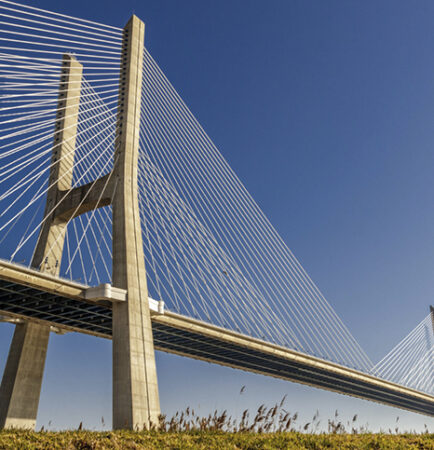 Ponte espraiada em dia de sol