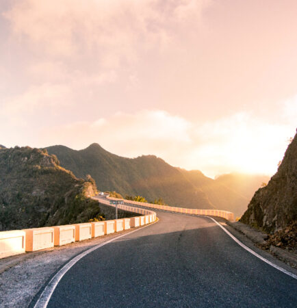 Estrada em terreno acidentado