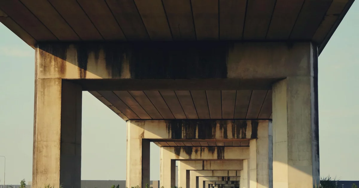 Parte inferior de viaduto