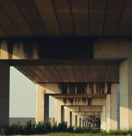 Parte inferior de viaduto