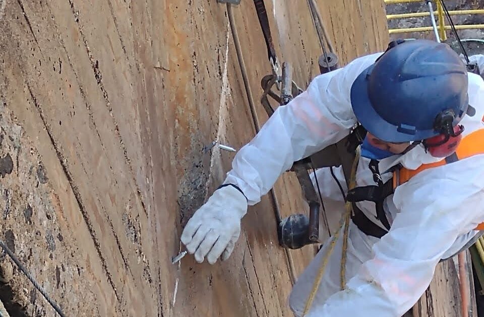 Trabalhador faz injeção de material em concreto