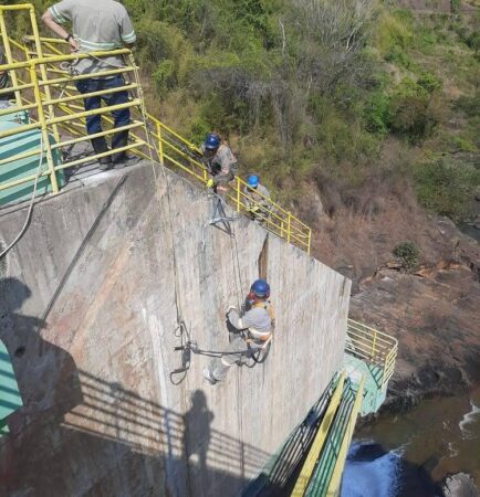 Funcionários injetando poliuretano em estruturas de concreto