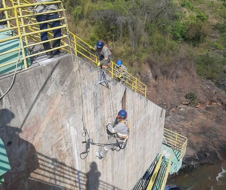 Funcionários injetando poliuretano em estruturas de concreto