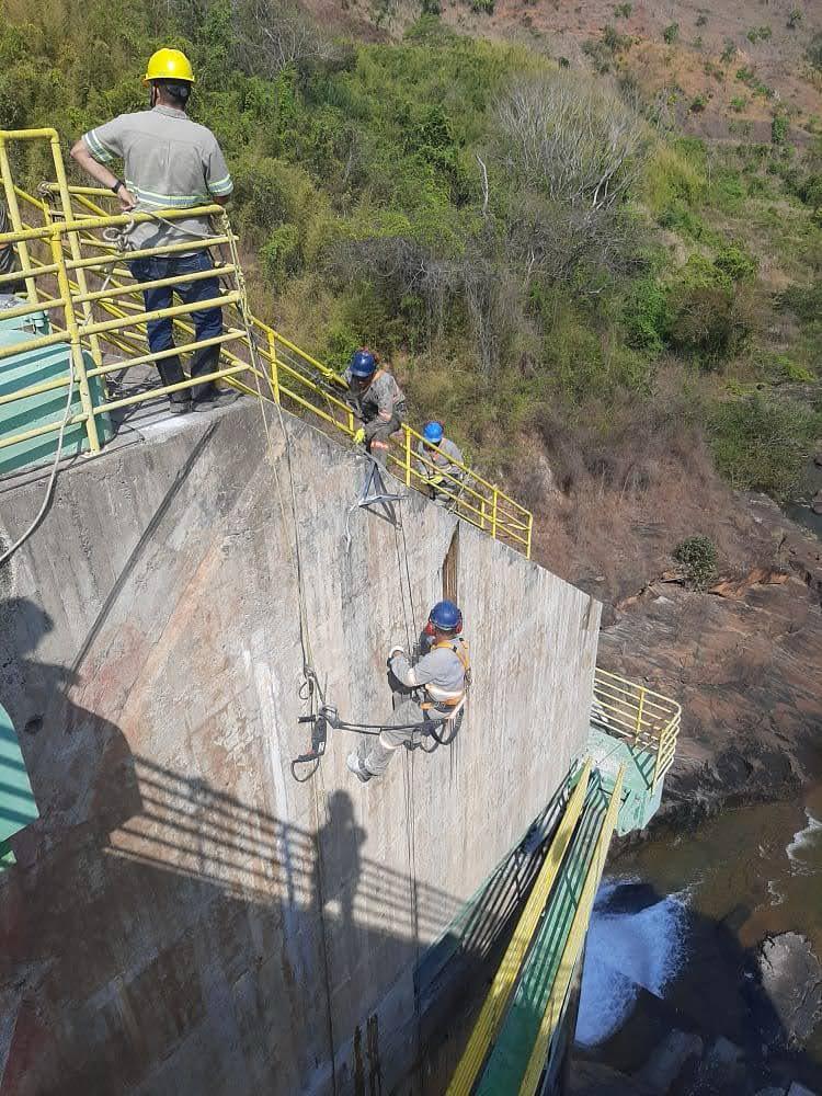 Funcionários injetando poliuretano em estruturas de concreto