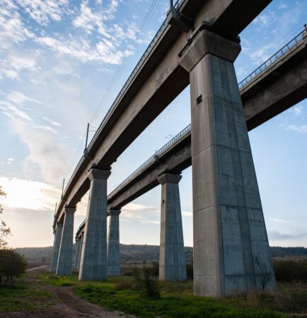 Visão de baixo de ponte elevada