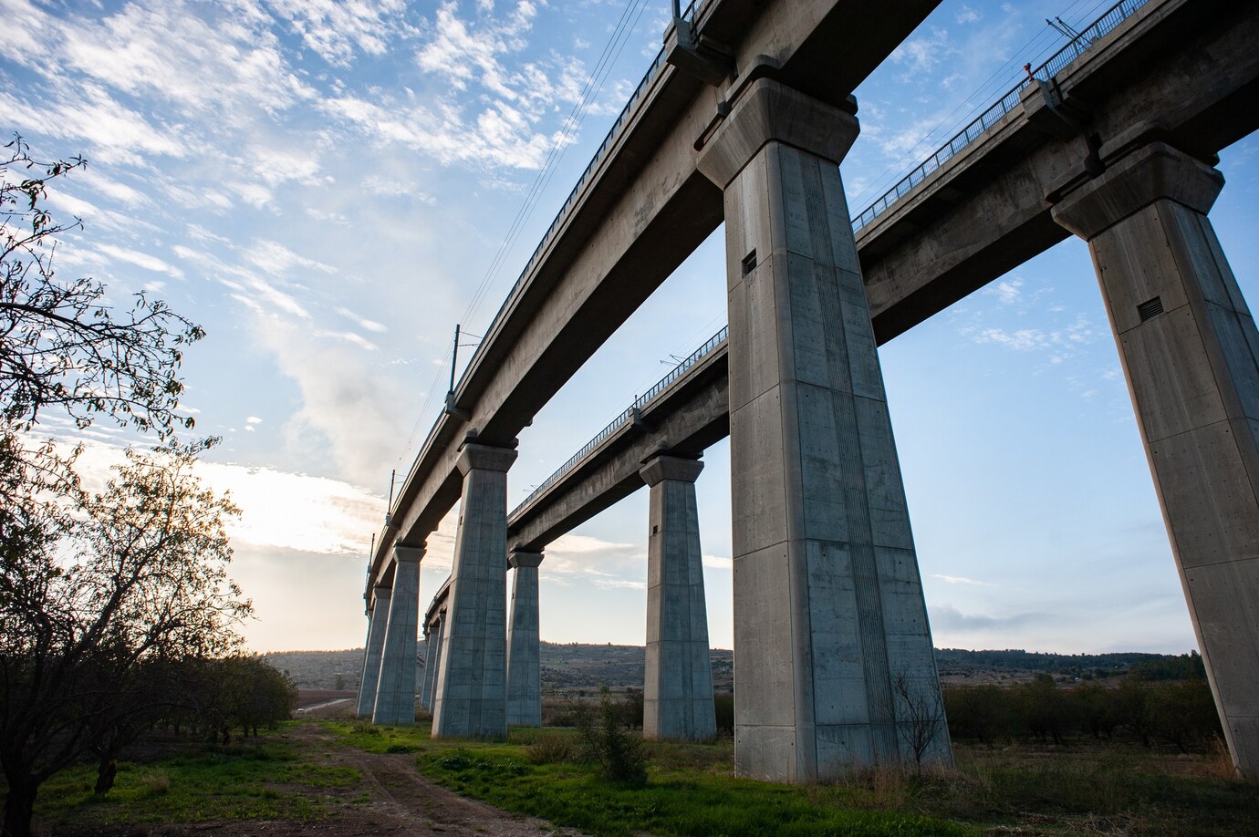 Visão de baixo de ponte elevada