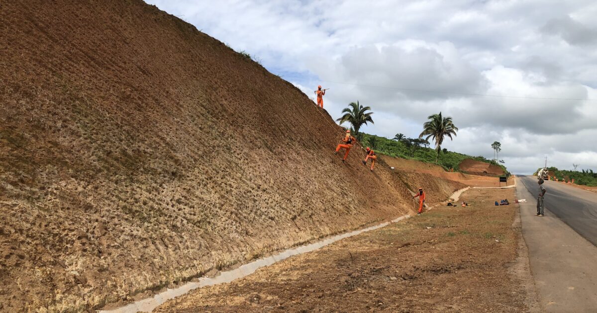 Construção de talude às margens de estrada