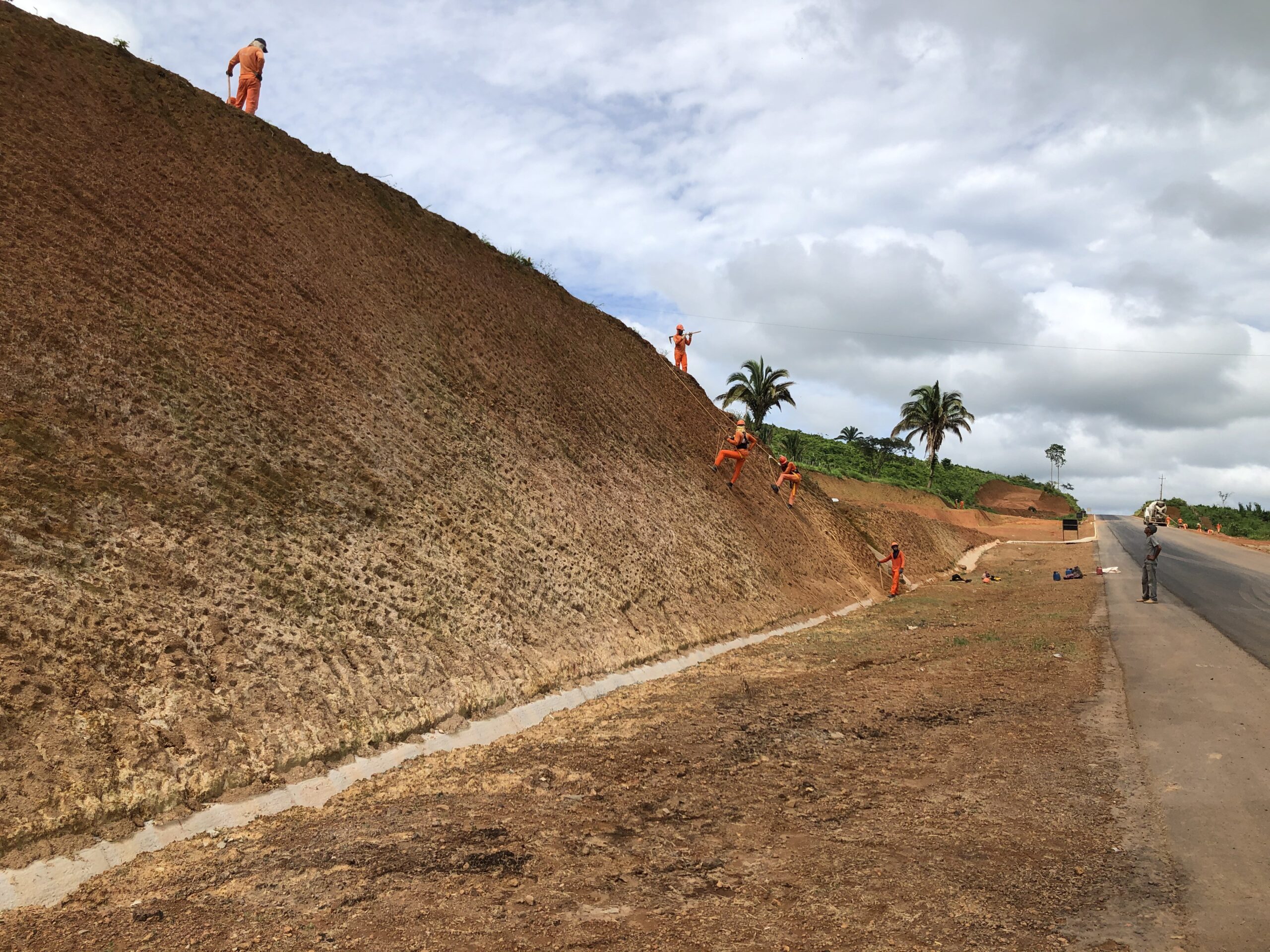 Construção de talude às margens de estrada