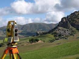 Aparelho de topografia em terreno montanhoso