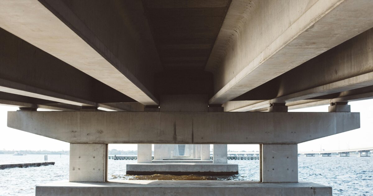 Imagem feita debaixo de ponte de concreto