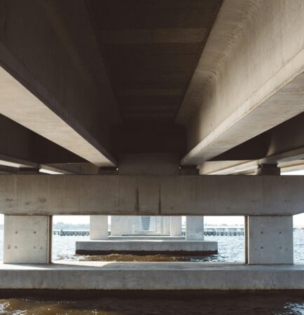 Imagem feita debaixo de ponte de concreto