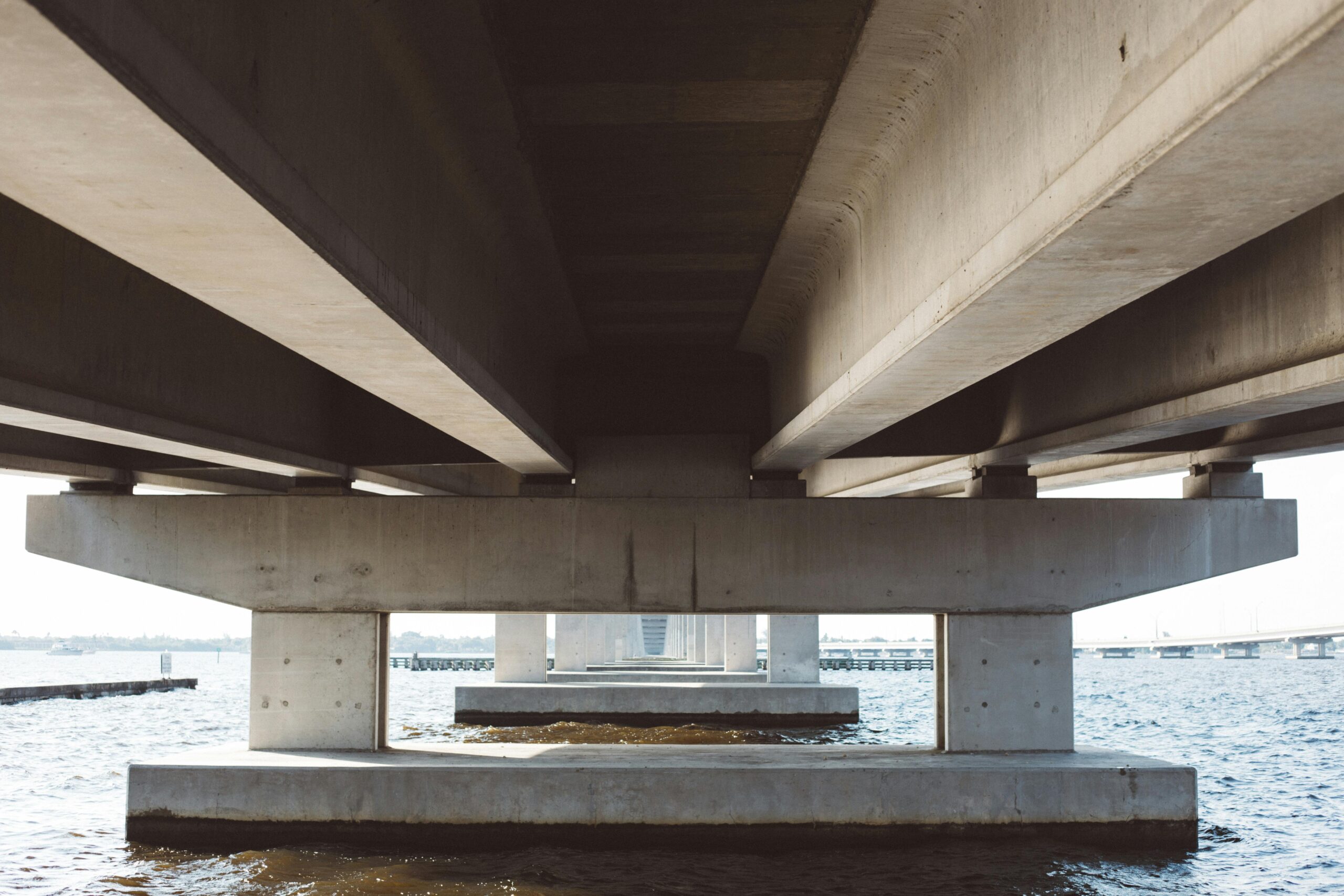 Imagem feita debaixo de ponte de concreto