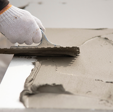 o uso de argamassas poliméricas consolidou-se como uma técnica de alta performance, superando as argamassas cimentícias convencionais em termos de aderência, flexibilidade e durabilidade.