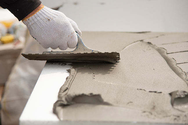 o uso de argamassas poliméricas consolidou-se como uma técnica de alta performance, superando as argamassas cimentícias convencionais em termos de aderência, flexibilidade e durabilidade.